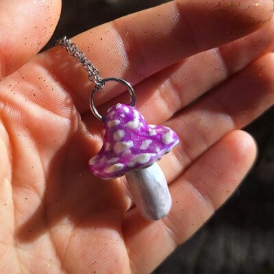 Pendentif secret champignon rose phosphorescent et réactif UV