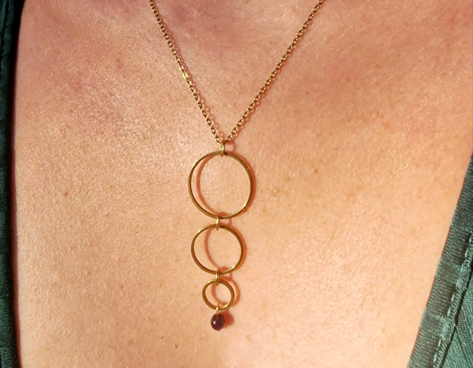Collier cascade avec 3 anneaux en acier inoxydable doré et une pierre naturelle au choix