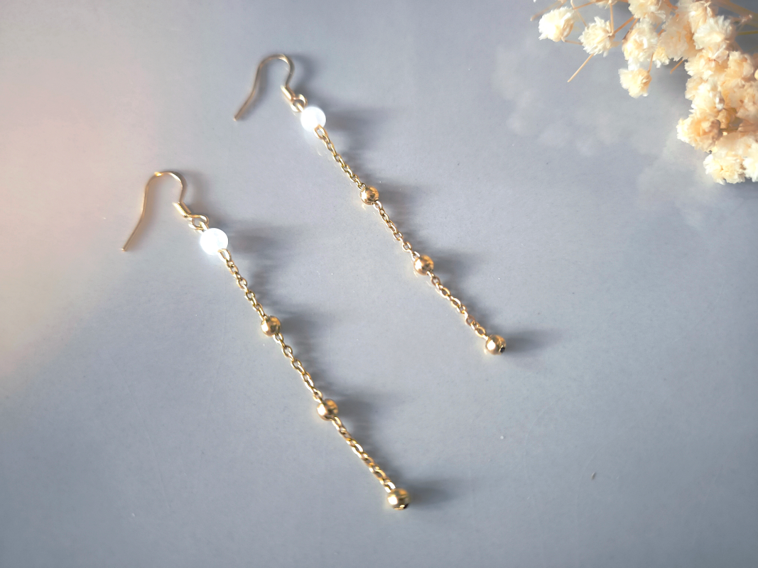 Boucles d'oreilles avec pierre naturelle au choix et chaine billes en acier inoxydable dorée