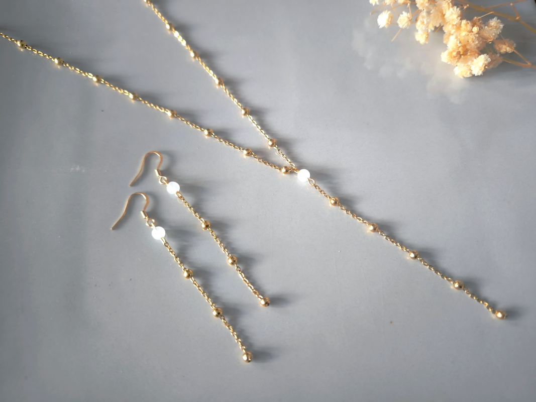 Collier et boucles d'oreilles avec pierre naturelle jade blanc et chaine à billes en acier inoxydable doré