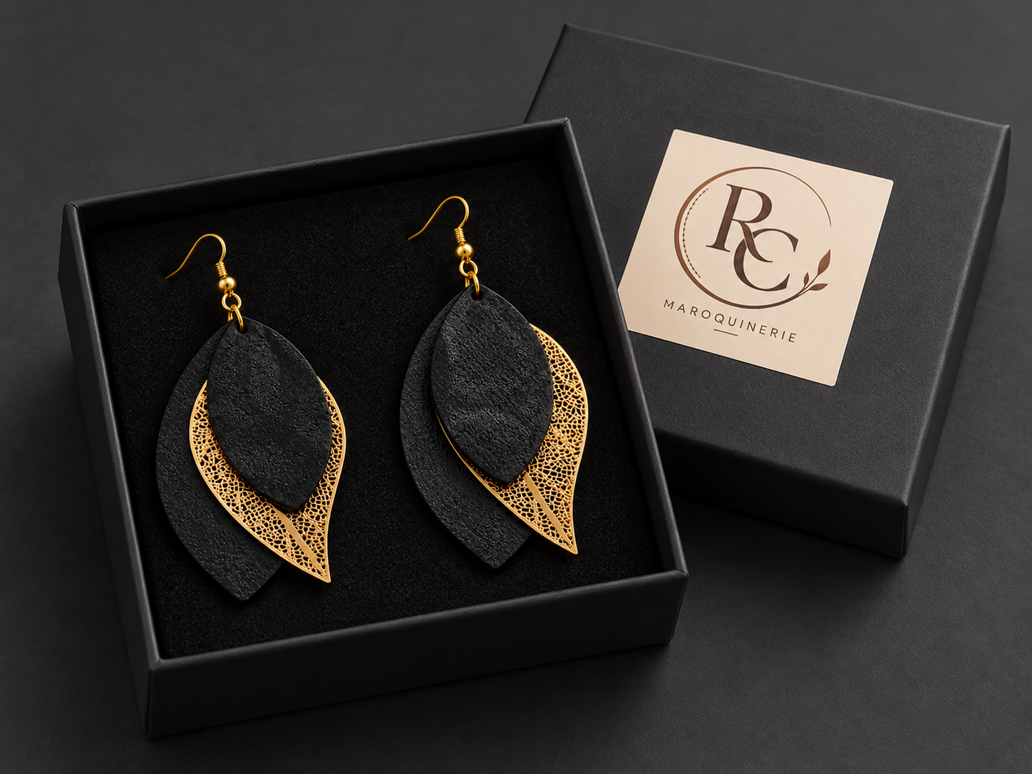 Boucles d’oreilles artisanales en cuir noir et estampes dorées – Élégance et raffinement – Image 3