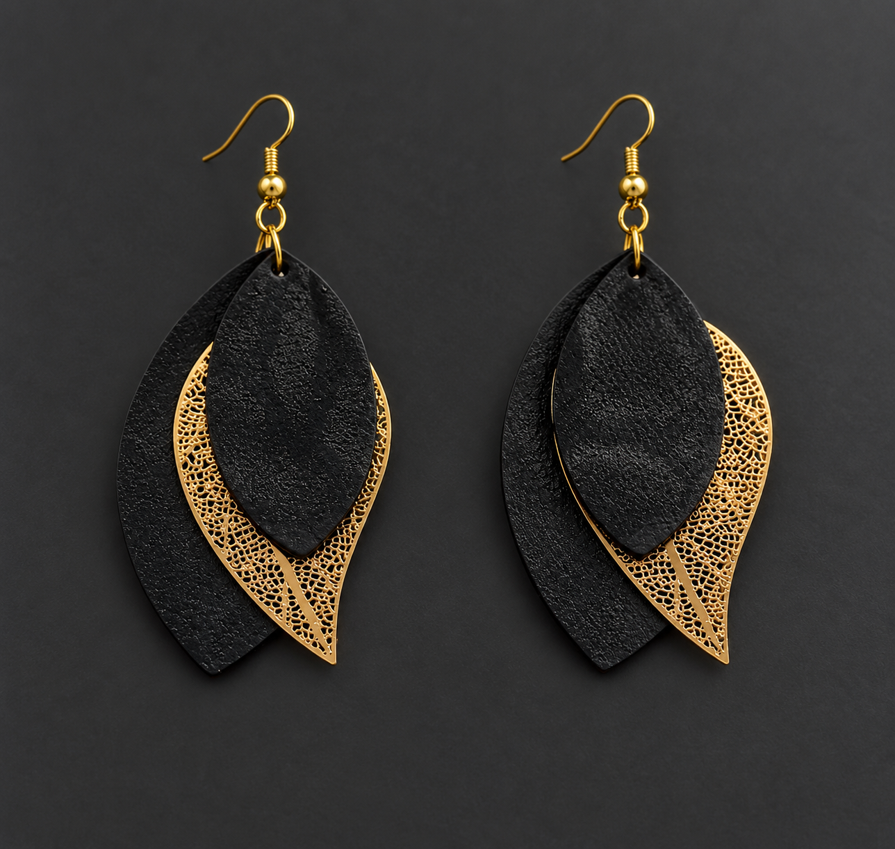 Boucles d’oreilles artisanales en cuir noir et estampes dorées – Élégance et raffinement