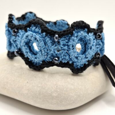 Bracelet manchette au crochet bleu ciel et noir