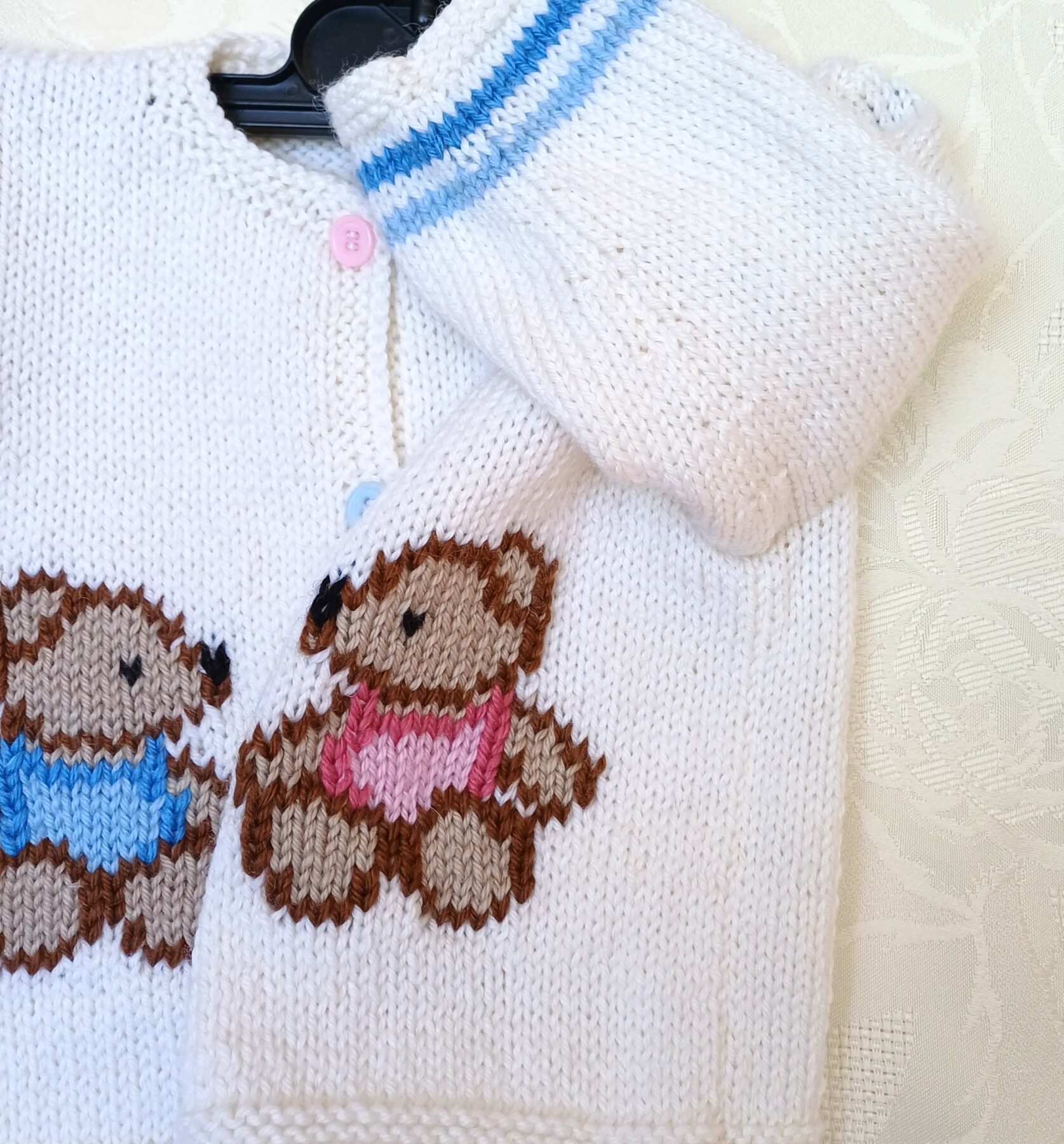 Gilet bébé 3 mois, tricot main, avec des nounours – Image 4
