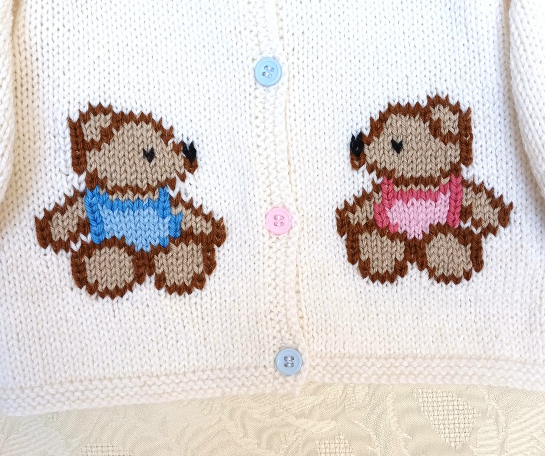 Gilet bébé 3 mois, tricot main, avec des nounours – Image 2