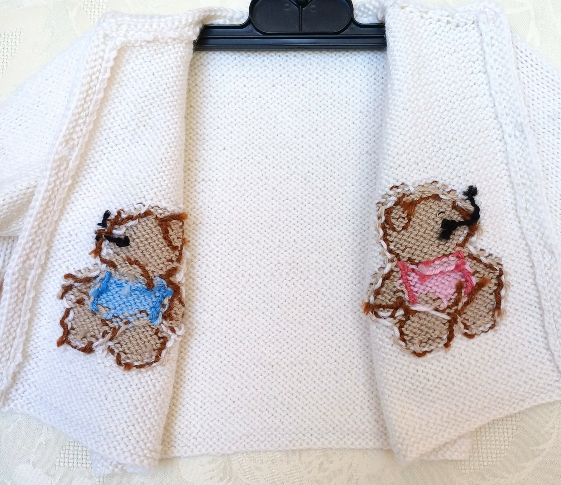 Gilet bébé 3 mois, tricot main, avec des nounours – Image 5