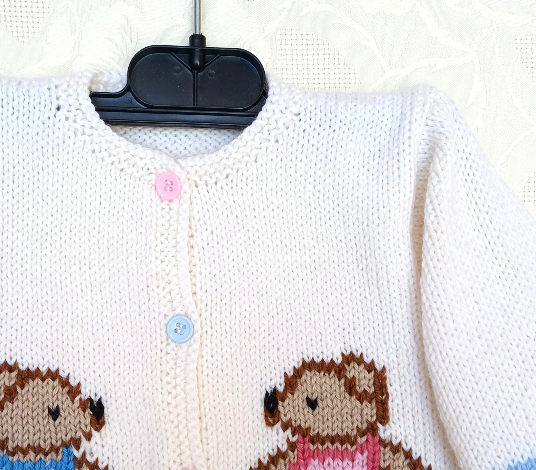 Gilet bébé 3 mois, tricot main, avec des nounours – Image 3