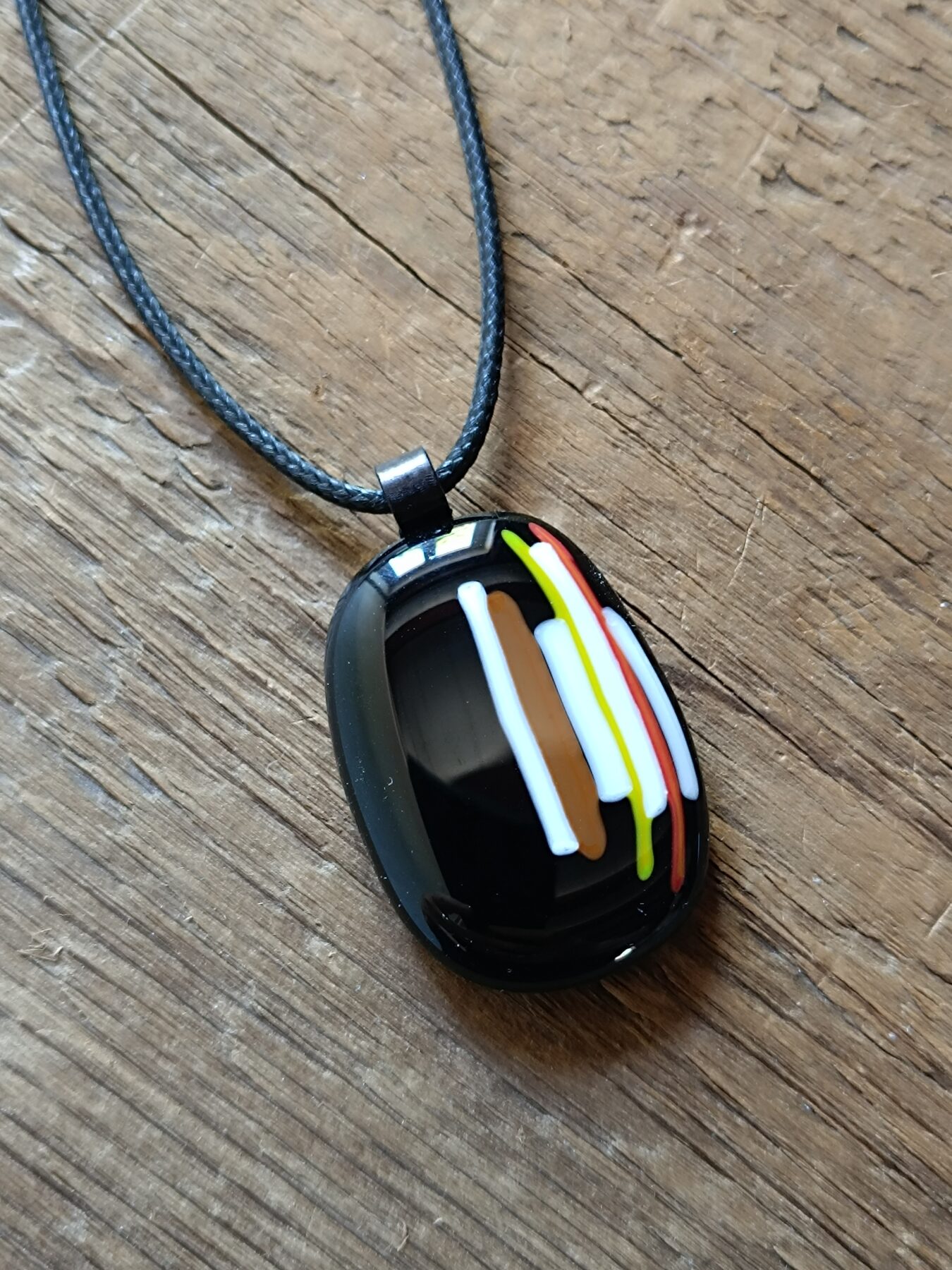 Pendentif en verre fusionné fait à la main avec collier