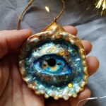 Décoration de Noël en forme de coquillage ornée d’un œil bleu et doré.
Dimensions : 8 x 10 cm
Matériaux : coquillage naturel, verre, résine époxy, pâte polymère
Couleurs : bleu, turquoise, or, doré
Livré dans une boîte cadeau soignée avec une petite attention surprise.
Les détails brillent et réagissent sous la lumière UV.
Gothique, féerique, fantastique, cabinet de curiosités, mystique, witchy.