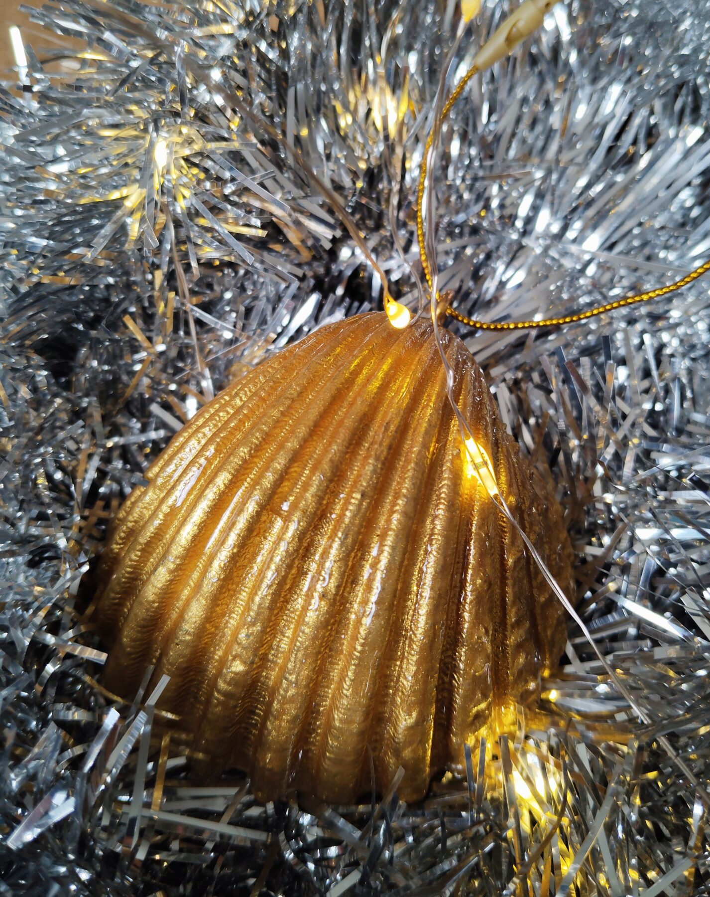 Suspension de Noël coquillage avec œil, 8x10 cm, bleu et or, réactif UV – Image 2