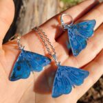 Parure de bijoux comprenant un collier pendentif et une paire de boucles d'oreilles en forme de papillons bleus holographiques.
Papillons de 3 x 3 cm, chaîne de collier de 45 cm.
Acier inoxydable et résine époxy.
Bleu, argenté et holographique.
Livré prêt à offrir dans une boîte cadeau protectrice.
Réagit à la lumière UV et brille dans l'obscurité.
Fairycore, gothique, Y2K, alt, cottagecore, féerique, festival.