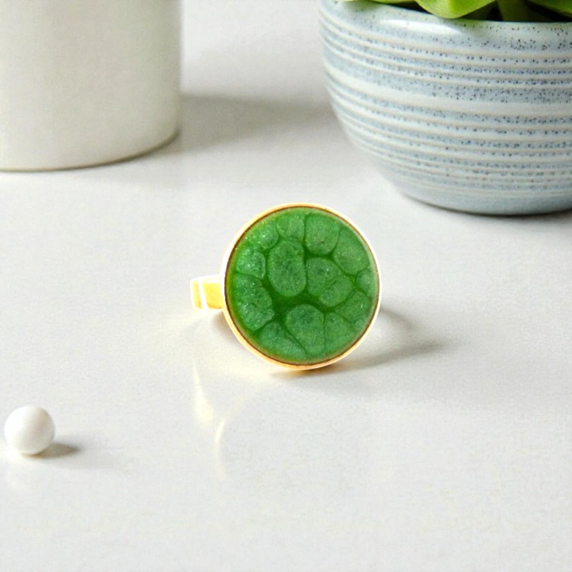 bague verte et dorée