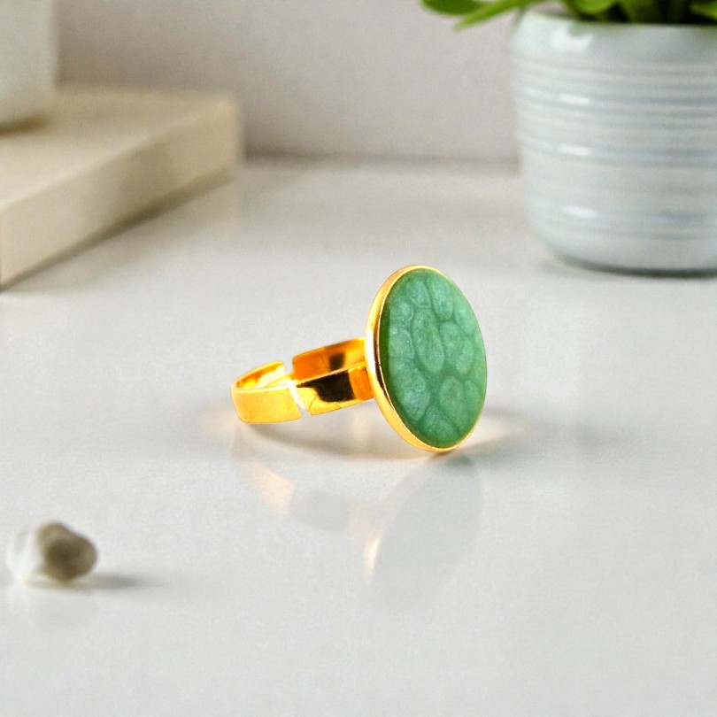 bague verte et dorée