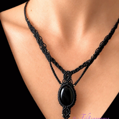 collier macramé realisé avec du fil linhasita noir et un cabochon en pierre fine naturelle agate noire joliment porté