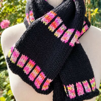 Une écharpe noire et des touches de rose de jaune.